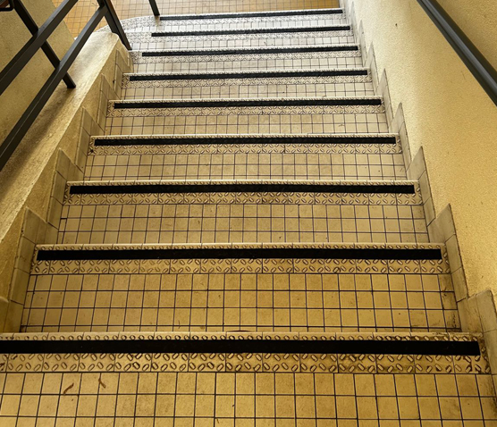 nez-de-marche-résine-thermocollée-sur-escalier-intérieur